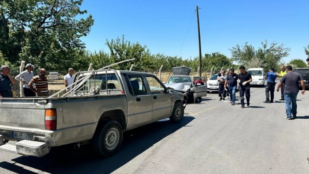Pikap ile otomobilin çarpıştığı kazada 6 kişi yaralandı
