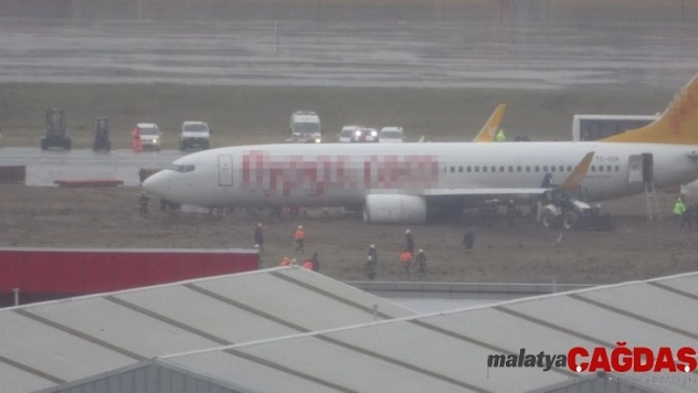 Pistten çıkan uçağı kurtarma çalışmaları böyle görüntülendi