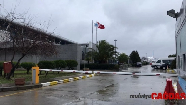 Pistten çıkan uçağın yolcuları servis araçları ile otellerine götürüldü