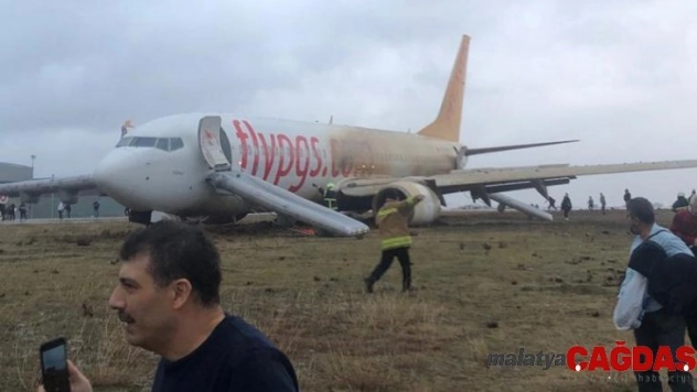 Pistten çıkan uçaktan şişme yastık ve kaydırakla  böyle kurtuldular