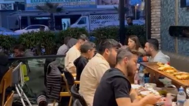 Piton Döner, iftarda dolup taşıyor