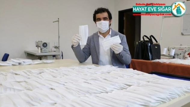 Piyasada 5 TL'ye satılan maskeleri 18 kuruşa mal ediyorlar