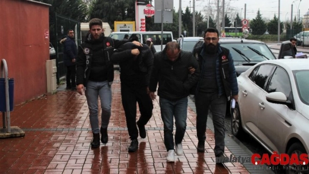 Piyasaya uyuşturucu madde sürmeye çalışırken yakalanan torbacılar adliyede