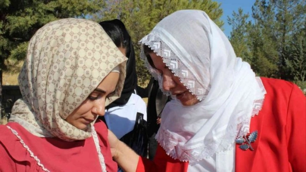 PKK'lı teröristlerin şehit ettiği AK Parti Dicle İlçe Başkanı Deryan Aktert mezarı başında anıldı
