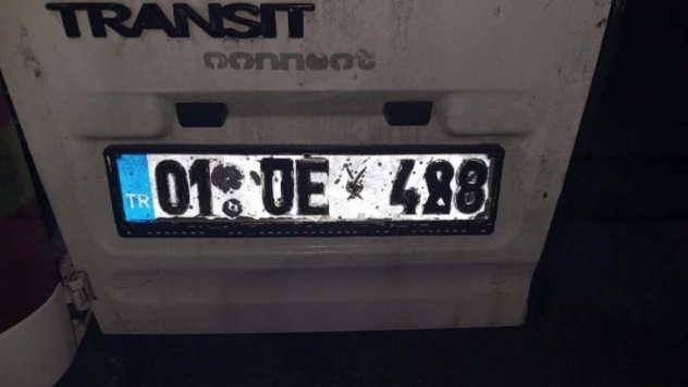 Plakasını siyah bantla değiştirdikleri araçla hırsızlık yapan 2 kişi yakalandı