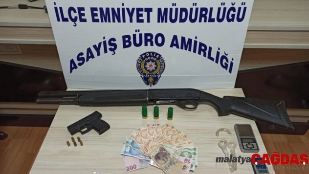 Polis aracına çarpınca yakayı ele verdiler