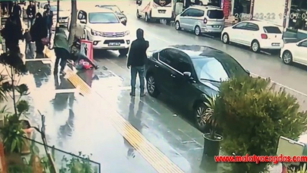 Polis, bıçaklı kavgayı havaya ateş ederek ayırdı