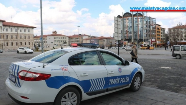 Polis ekiplerinden 'evde kalın' anonsu