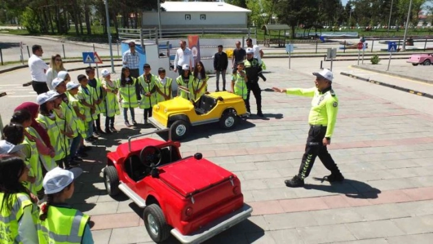 Polis ekiplerinden 66 öğrenciye trafikte farkındalık eğitimi