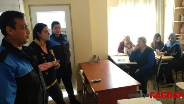 Polis erkek şiddetini önlemek için mahalle mahalle geziyor