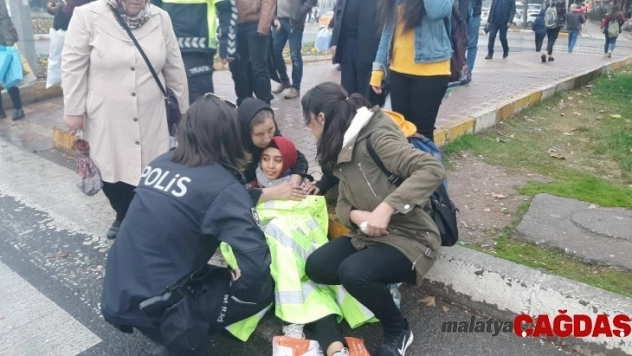 Polis memuru yerde yatan yaralıyı montuyla ısıttı