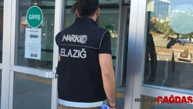 Polis önce içiciyi, sonra uyuşturucu satıcısını yakaladı