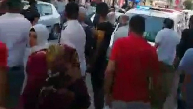 Polis tacizciyi linçten son anda kurtardı