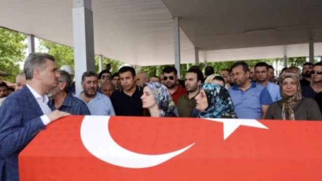 Polis ve annesi defnedildi