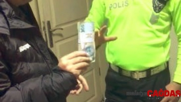 Polis yerde bulduğu 10 bin TL'yi yaka kamerası sayesinde sahibine ulaştırdı