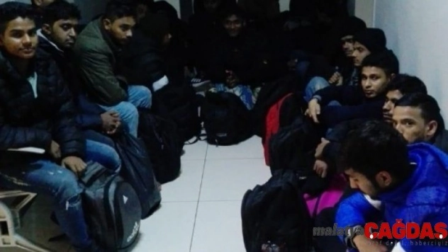 Polisi görünce kaçak göçmenleri bırakıp kaçtı