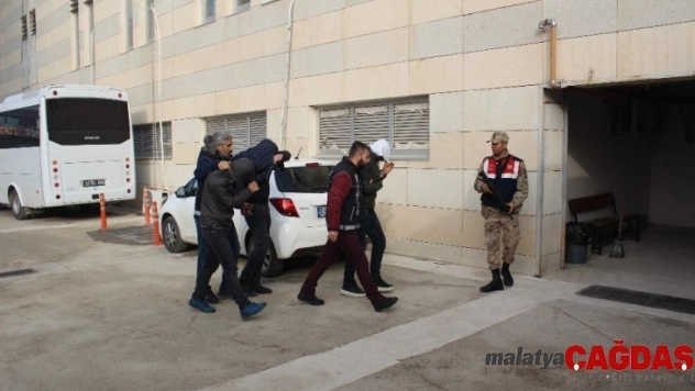 Polisin 'Şok' uygulamasından kaçarken uyuşturucu atan 3 şüpheli yakalandı