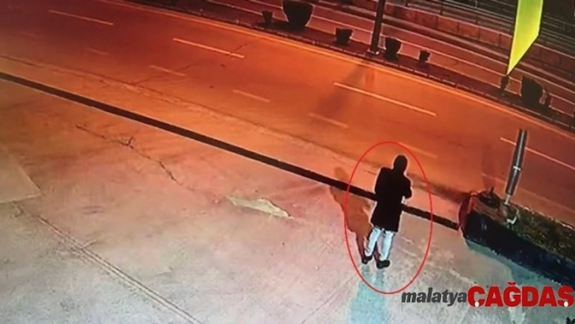 Polisin kendini vurma anı kamerada