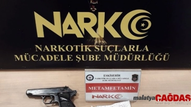 Polisin uygulama esnasında durdurduğu araçtan uyuşturucu madde ve ruhsatsız silah çıktı