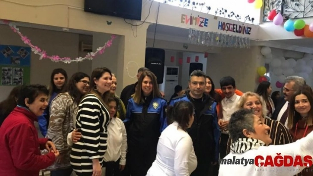 Polisler, engelli gençler yeni yıla girdi