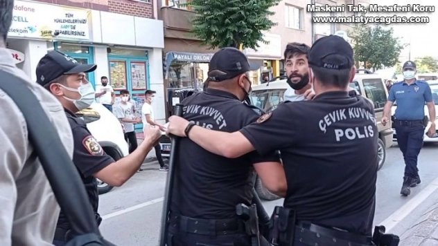 Polisler görevini yapan gazetecileri tartakladı