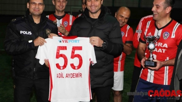Polislere kupasını Ertuğrul Sağlam verdi