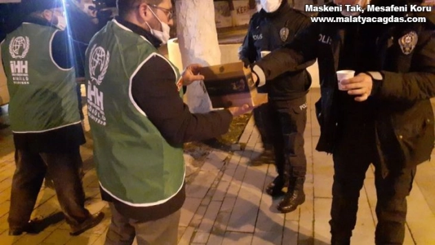 Polislere salep ve tatlı ikramı