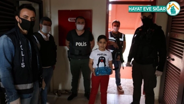 Polisten 10 yaşına basan Harun'a doğum günü sürprizi