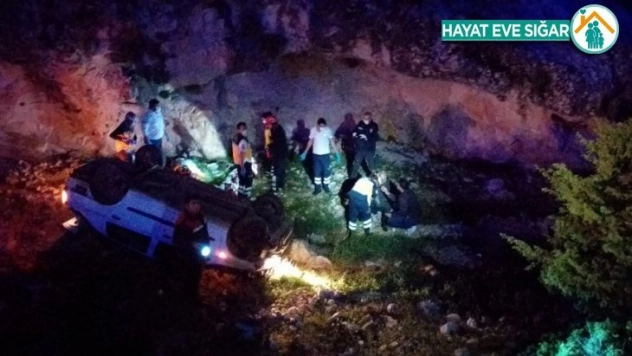 Polisten kaçan otomobil şarampole yuvarlandı: 3 yaralı