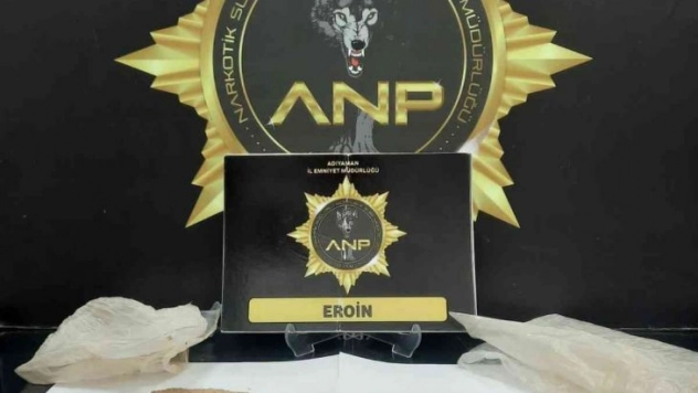 Polisten kaçarken yola uyuşturucu atan 3 şahıs tutuklandı