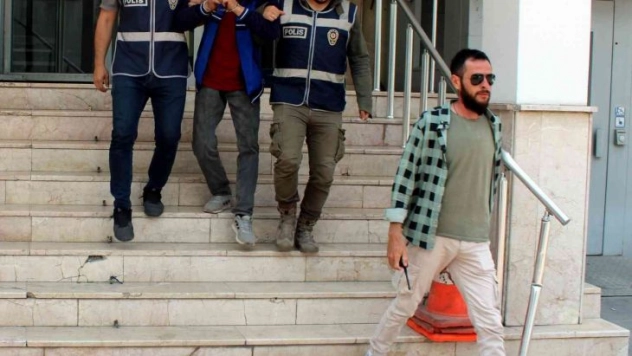 Polisten kaçmak için evine kazdığı tünelde yakalandı