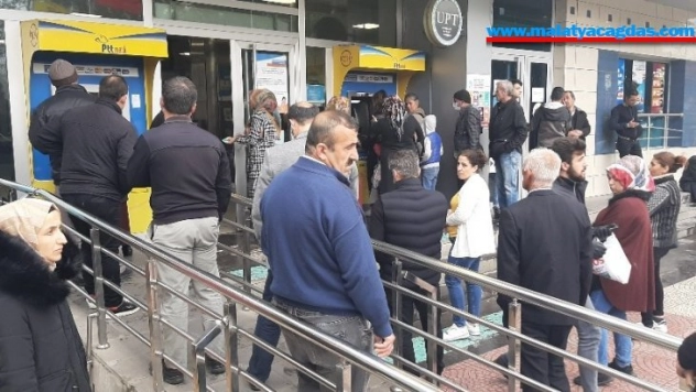 Polisten kalabalığa megafonlu 'mesafeli kal' uyarısı