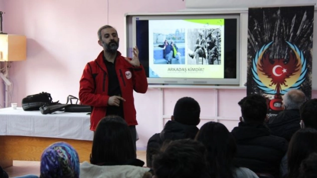 Polisten öğrencilere terörden uzak kalsın mesajı