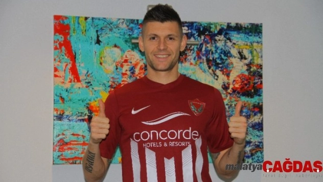 Popov bordo-beyazlı formayı giydi