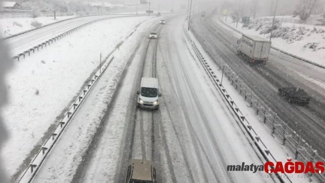 Pozantı'da kar yağışı trafiği aksattı