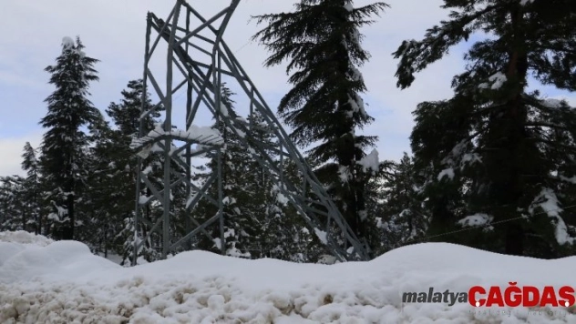 Pozantı'da yoğun kar yağışı elektrik direğini devirdi
