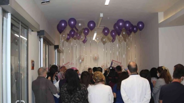 Prematüre bebekler için pasta kesildi