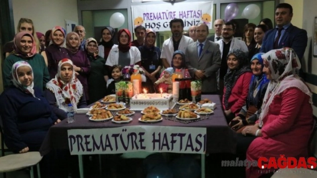 Prematüre çocuklar için pasta kestiler