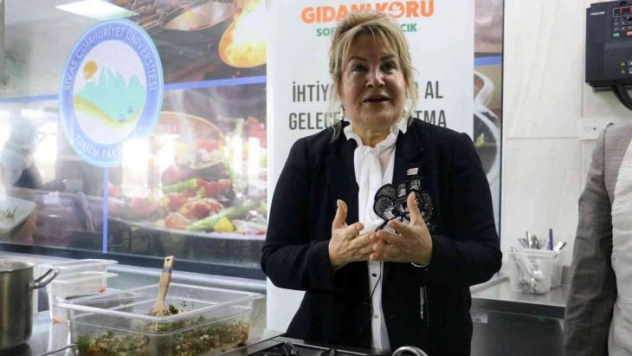 Protokol bu kez yemek pişirmek için kolları sıvadı