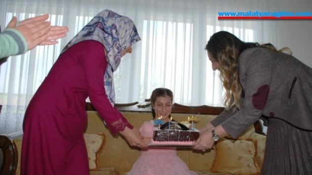 Protokol eşlerinden engelli çocuğa doğum günü sürprizi