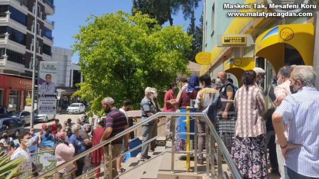 PTT'de maaş kuyruğu