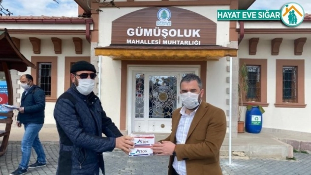 Pursaklar Belediye Başkanı sokak sokak maske dağıttı