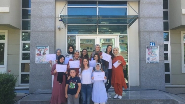Pursaklar'da pastacılık ve işaret dili kursiyerleri sertifikalarını aldı