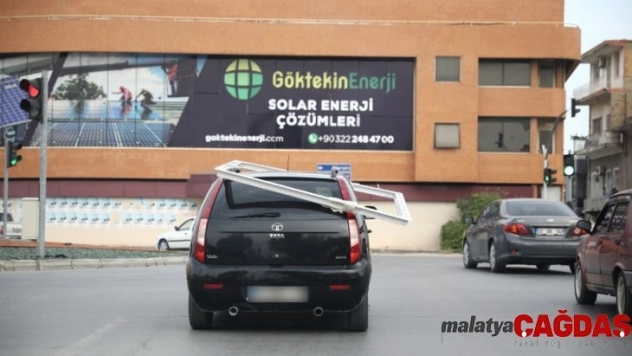 PVC çerçeveyi otomobilin tavanında taşıdı