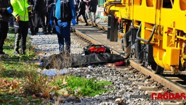 Raylara düşen kadın demir yolu bakım aracının altında can verdi