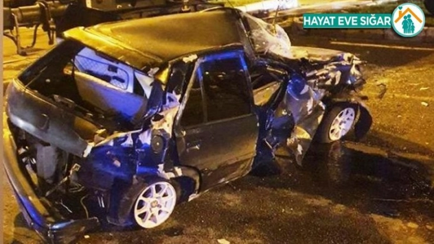 Raylarda stop eden araca tren çarptı