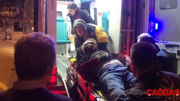 Refüje çarpan motosikletli ağır yaralandı