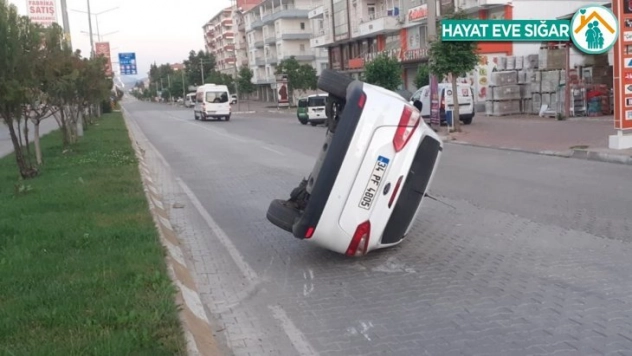 Refüje çarpan otomobil devrildi