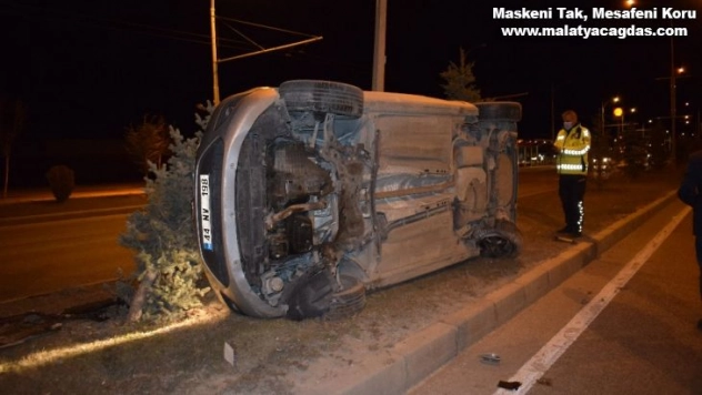 Refüje çarpan otomobil takla attı: 1 yaralı