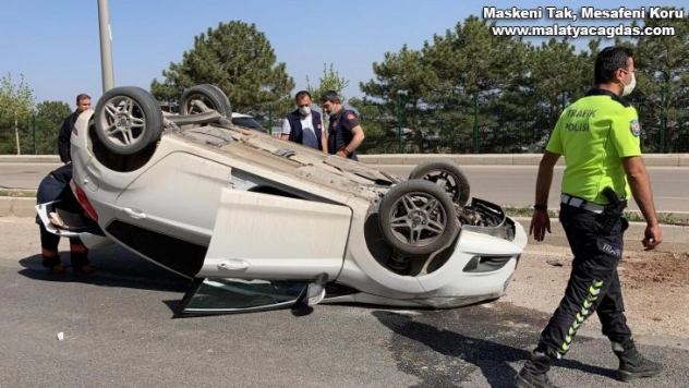 Refüje çarpan otomobil ters döndü:2 yaralı
